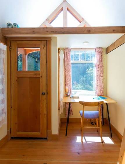 Micro Cabin Vacation Rental - Tiny house Entrance